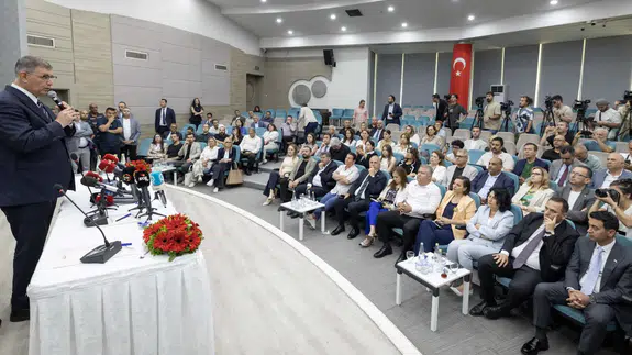 İzmir Büyükşehir Belediye Başkanı Cemil Tugay: DİSK, İzmir'e gelince böyle aslan kesiliyor, bu fırsatçılığı niye İzmir'de yapıyorlar?