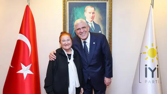 Sanatçı Sabahat Akkiraz'ın İYİ Parti ziyareti sosyal medyayı salladı! İYİ Parti'ye katılacak mı?