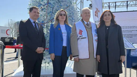 Dünya Böbrek Günü'nde Kadıköy'de dev böbrek maketiyle su tasarrufuna dikkat çekildi