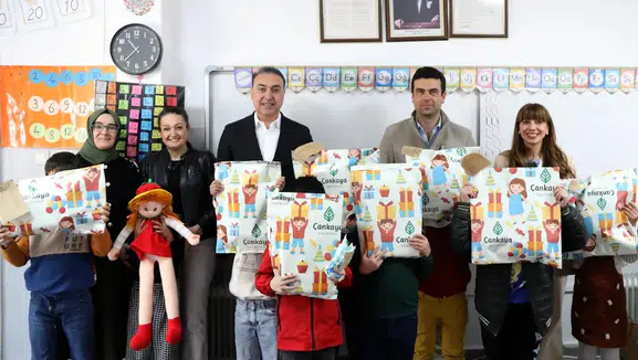 Çankaya Belediyesi Karataş'ta çocuklara bayram hediyesi dağıttı