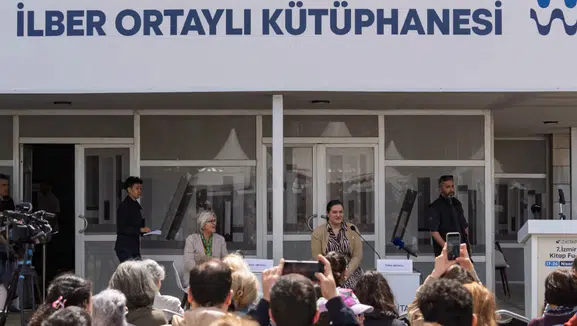 İZKİTAP’ta duygusal buluşma: İlber Ortaylı’nın kızı ve kız kardeşi okurlarla bir araya geldi