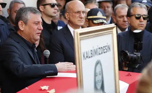 CHP Genel Başkanı Özgür Özel, Gülşah Durbay'ı anma töreninde gözyaşlarını tutamadı