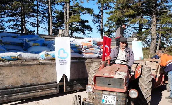 Sındırgı'daki depremzedelere Balıkesir Büyükşehir’den 915 çuval hayvan yemi desteği!