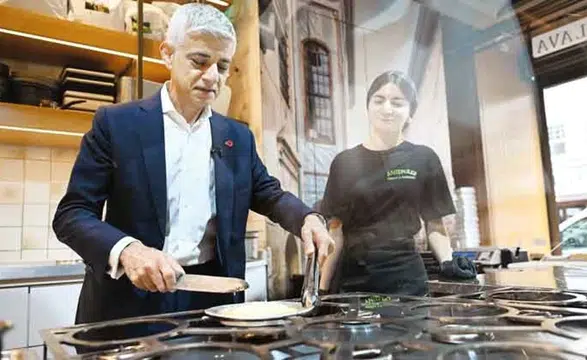 Londra Belediye Başkanı Sadiq Khan Türk Restoranında Künefe Yaptı!
