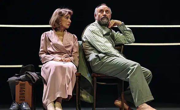 Zerrin Tekindor, Halit Ergenç’in sakalını okşadı: Salondan “Bergüzar” uyarısı geldi