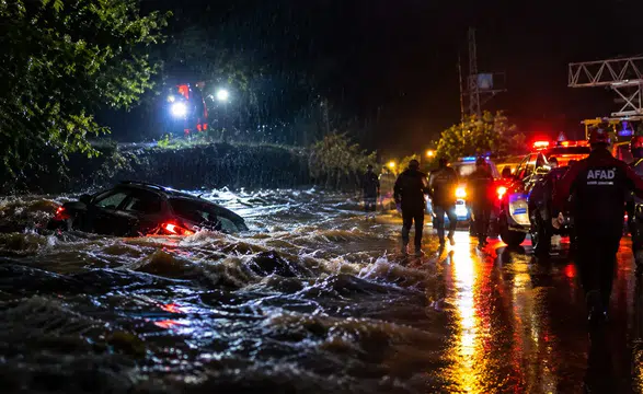 İstanbul Pendik'te Dere Taştı: Sel Sularına Kapılan 2 Kişi Kayıp