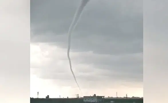Adana'da Hortum Paniği! Şiddetli Fırtına Çatıları Uçurdu, Sokaklar Göle Döndü