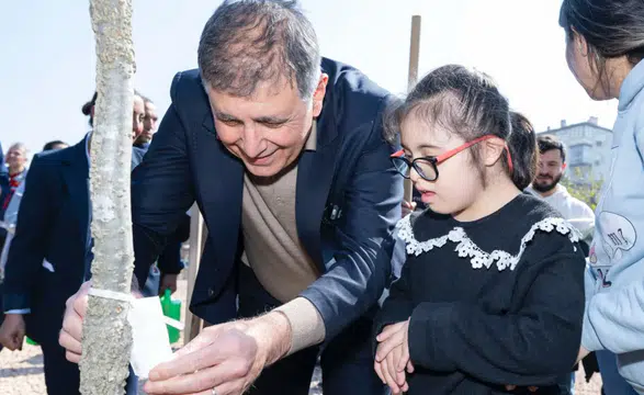 İzmir'de itfaiyecilere ithaf edilen mikro orman dikimi başladı, 10 bin ağaçla şehir yeşilleniyor