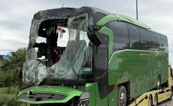 Çanakkale Biga’da tur otobüsü tarlaya devrildi: 46 kişi yaralandı