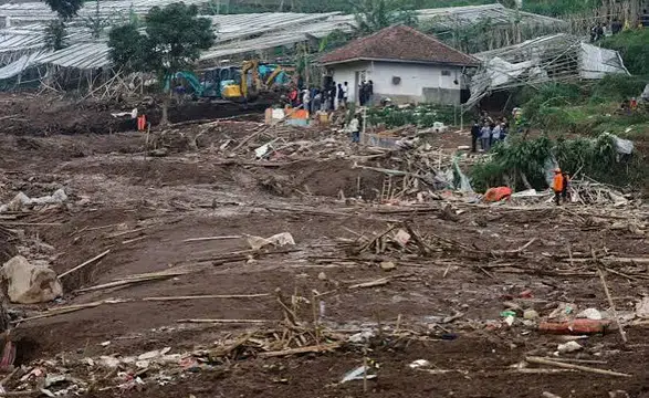 Endonezya'nın Flores Adası'nda 7,7 büyüklüğünde deprem, 14 ölü, çok sayıda yaralı var