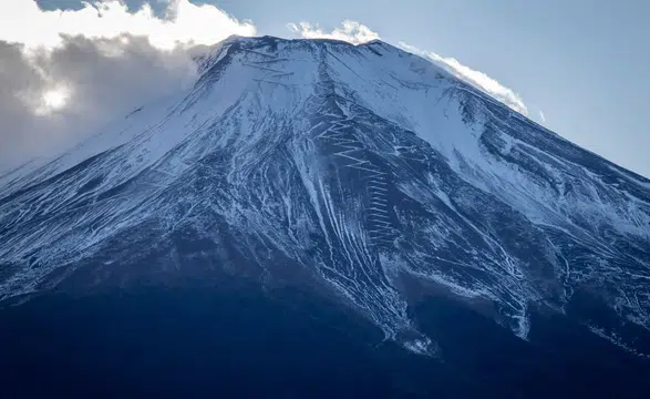 Fuji Dağı'na tırmanan baba, zirveye ulaşmak için küçük oğlunu tek başına bıraktı