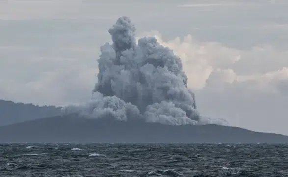 Anak Krakatau yanardağı patladı: 6 havalimanı kapatıldı