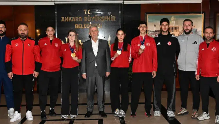Dünya Taekwondo Şampiyonası'ndan 3 madalya ile dönen sporcular Mansur Yavaş'ı ziyaret etti