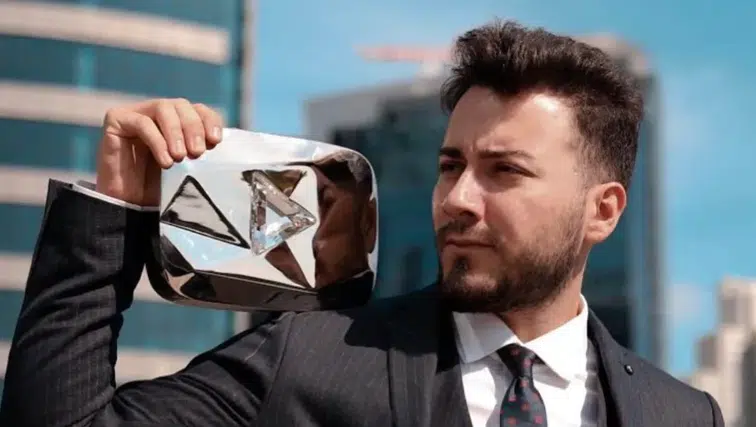 Enes Batur'un Kayıp Plaketini Bulana 1 Milyon TL Ödül İddiası! Yıllar Önce Gökyüzüne Bırakmıştı
