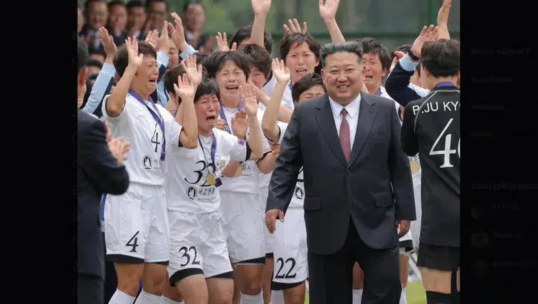 Kim Jong-un, Asya şampiyonu kadın futbolcularla bir araya geldi