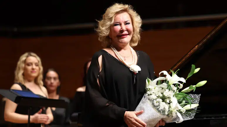 İzmir, İnönü'yü Mozart'la andı: Gülsin Onay'ın performansıyla unutulmaz gece!