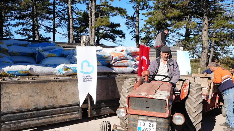 Sındırgı'daki depremzedelere Balıkesir Büyükşehir’den 915 çuval hayvan yemi desteği!