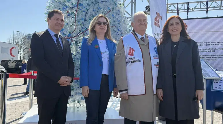 Dünya Böbrek Günü'nde Kadıköy'de dev böbrek maketiyle su tasarrufuna dikkat çekildi