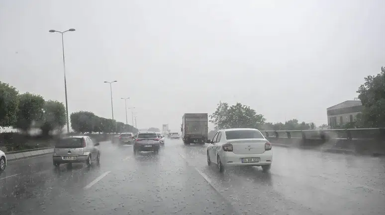 Ankara’da sağanak ve dolu hayatı felç etti: Caddeleri su bastı, araçlar zarar gördü