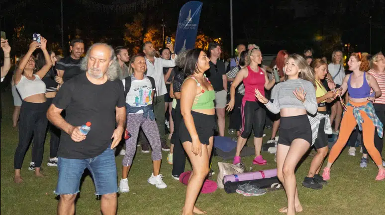 İzmir Yoga Festivali renkli görüntülerle başladı, gün batımında yoga keyfi yaşandı