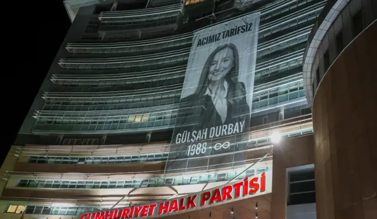 Gülşah Durbay'ın anısına CHP Genel Merkezinde "Acımız tarifsiz" pankartı asıldı