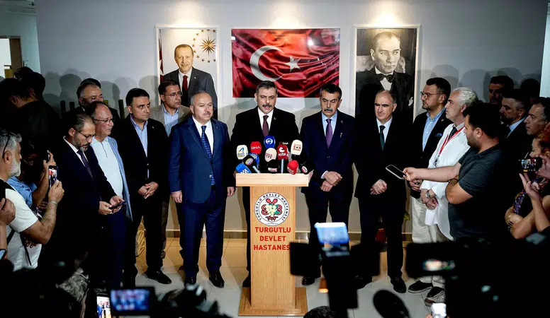 Manisa Turgutlu'daki okul saldırısında yaralı öğrencilere Bakanlardan geçmiş olsun ziyareti