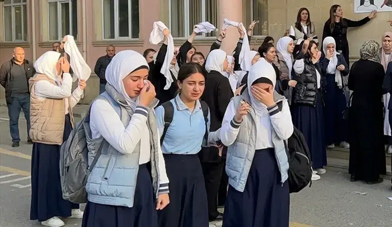 İran Bilim Bakanı'ndan Azerbaycan'daki Başörtülü Kız Öğrencilere Davet
