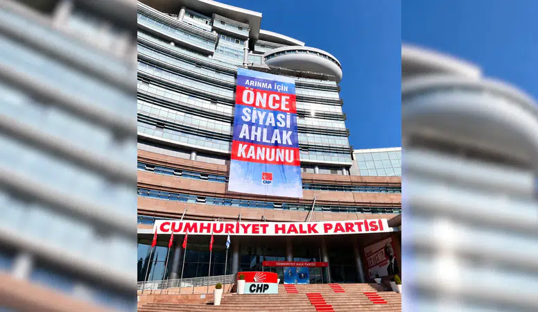 Kılıçdaroğlu'ndan "Siyasi Ahlak Kanunu" çağrısı, CHP Genel Merkezi'ne pankart asıldı