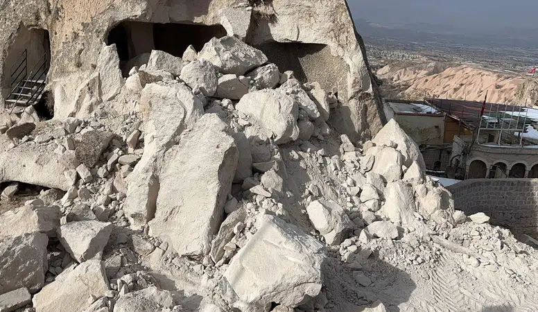 Kapadokya'da Peri Bacası Çöktü! Ölü ve Yaralıların Olduğu Bildirildi