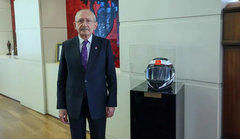 Kılıçdaroğlu, kazada hayatını kaybeden motokurye için emanet edilen kaskı makam odasına koydu