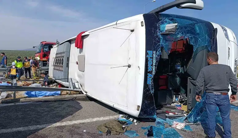 Manisa'da Feci Otobüs Kazası! Yolcu Otobüsü ile TIR Çarpıştı: 11 Kişi Hayatını Kaybetti, 27 Yaralı