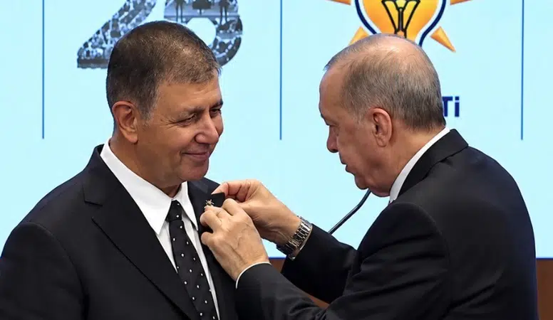 Cemil Tugay AK Parti’ye katıldı: Rozetini Cumhurbaşkanı Erdoğan taktı
