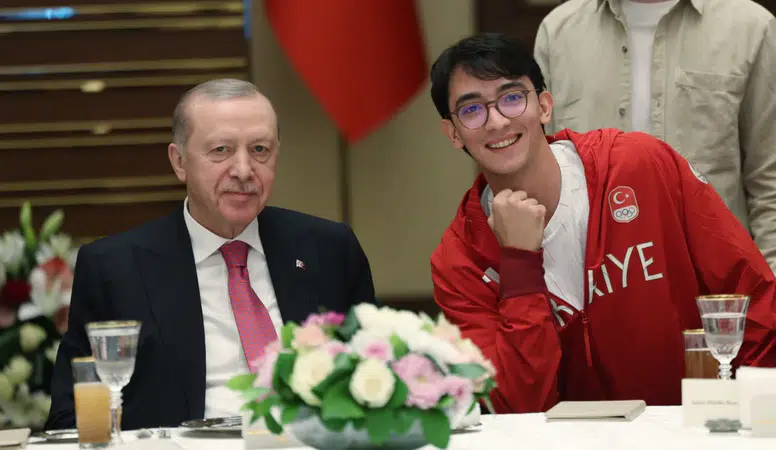 Cumhurbaşkanı Erdoğan'dan gençlere çağrı: "Türkiye Cumhuriyeti sizin öz yurdunuzdur"