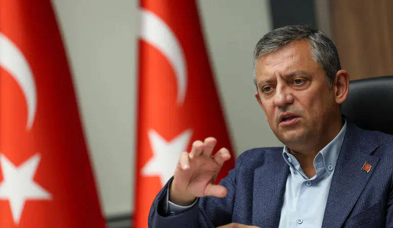 CHP lideri Özgür Özel, Atatürk büstünü koruyan çocuklar ile görüştü