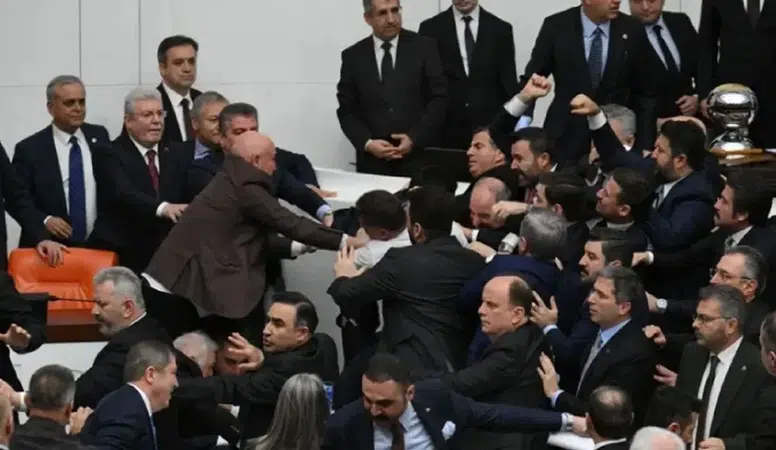 TBMM'de Gürlek'in yemini sırasında AK Parti ve CHP arasında tekme tokat kavga!