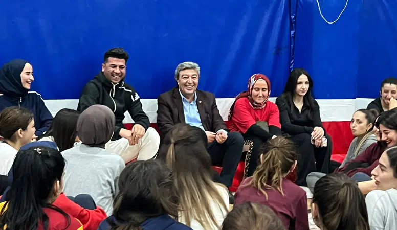 Milletvekili Dursun Ataş, Kayseri'de vatandaşların sorunlarını dinleyip çözümler üretiyor