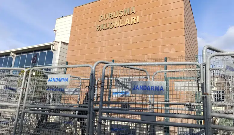 İBB davasında dikkat çeken an: İmamoğlu ile mahkeme başkanı arasındaki “gizli not” diyaloğu gülüşmelere neden oldu