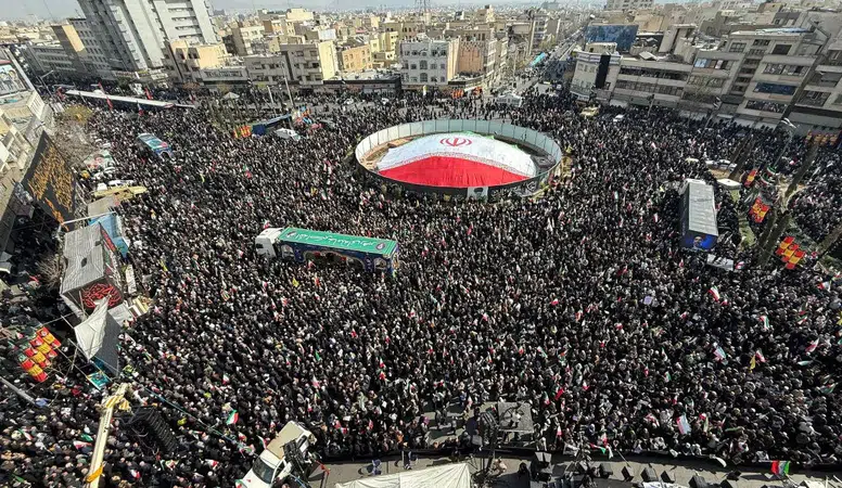 Tahran'da Ali Laricani ve Tümgeneral Süleymani için binlerce kişinin katıldığı cenaze töreni düzenlendi