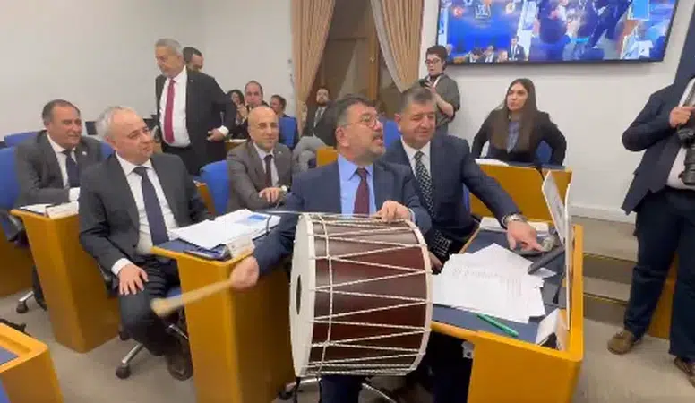 CHP'li Veli Ağbaba'dan emekli ikramiyesi için Meclis'te davullu çağrı: "Emeklinin sesini duyun!"