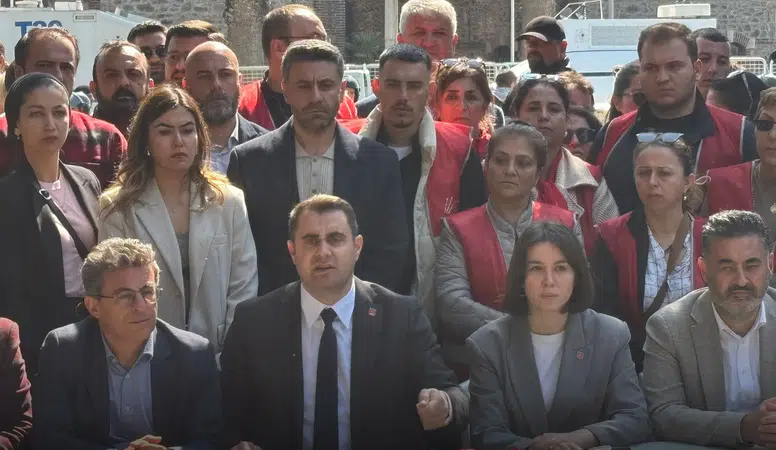 İzmir’de Meslek Fabrikası gerilimi büyüdü: Pankart indirildi, ikinci arbede yaşandı