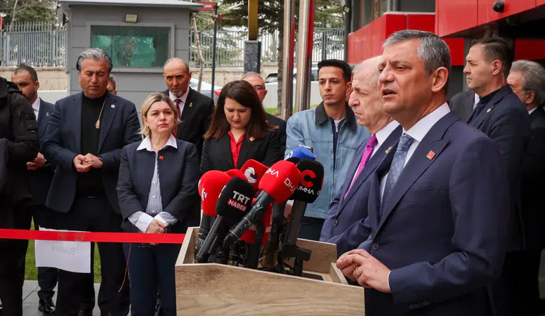 Özgür Özel’den Ümit Özdağ ziyareti sonrası dikkat çeken açıklamalar: Siyaset, ara seçim ve bölgesel gerilim