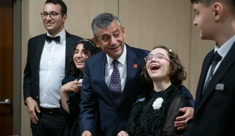 Özgür Özel’den İzmir mesajı: “Seçmen bize tüketici değil yatırımcı kredisi verdi”