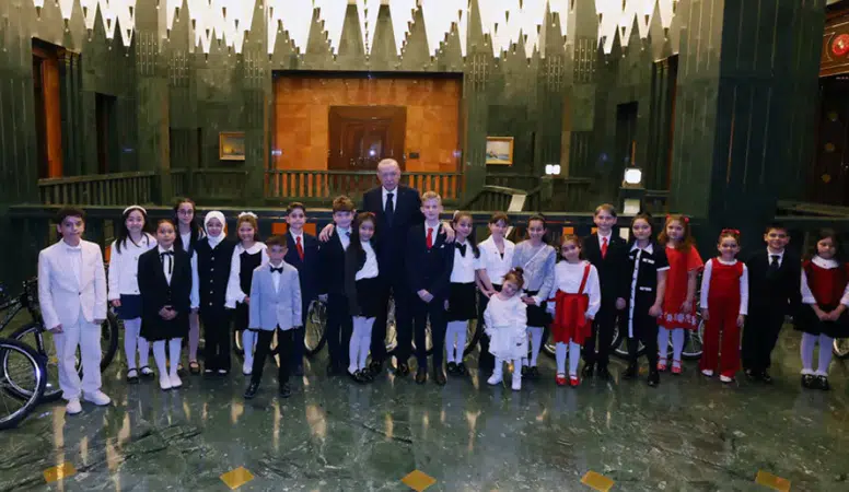 Cumhurbaşkanı Erdoğan, 23 Nisan’da çocukları Cumhurbaşkanlığı Külliyesi’nde kabul etti