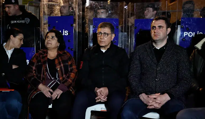 Cemil Tugay’dan Meslek Fabrikası nöbetinde kararlılık mesajı: “Gerekirse tek başıma da devam edeceğim”