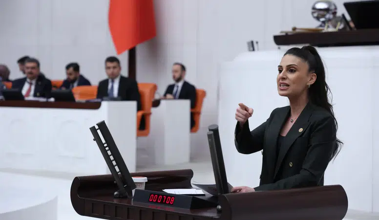 Gizem Özcan’dan Esra Işık tepkisi: “Toprağını savunmak ne zamandan beri suç?”
