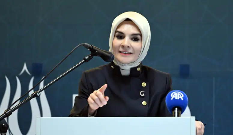 Bakan Göktaş’tan aile paylaşımı: “Anneliğin anlamı esnetilmeye çalışılıyor”