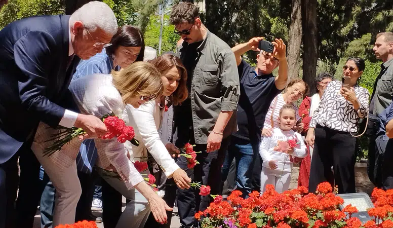 Dervişoğlu, Anneler Günü'nde Zübeyde Hanım Anıt Mezarı'nı ziyaret etti ve karanfil bıraktı