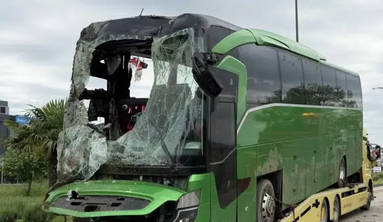 Çanakkale Biga’da tur otobüsü tarlaya devrildi: 46 kişi yaralandı