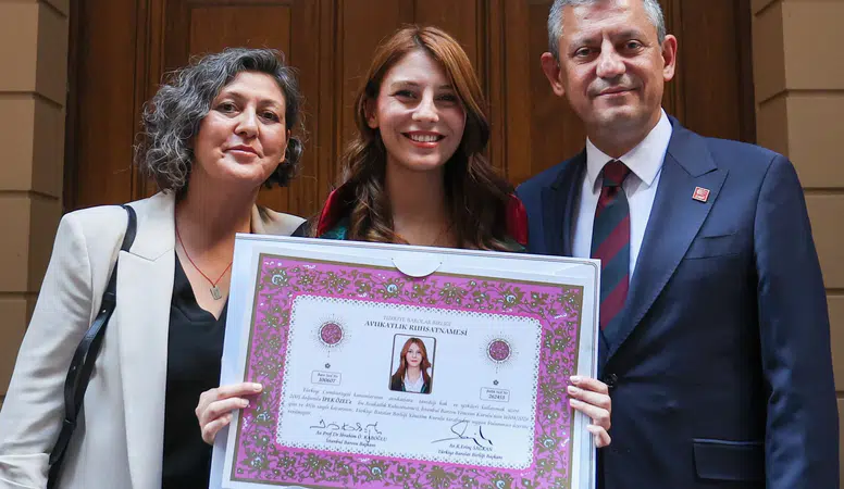 CHP Lideri Özgür Özel’in Gurur Günü: Kızı İpek Özel Avukatlık Ruhsatını Aldı