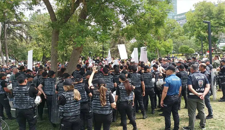 Öğretmenlerin Ankara'daki açlık grevine polis müdahalesi: 14 gözaltı!